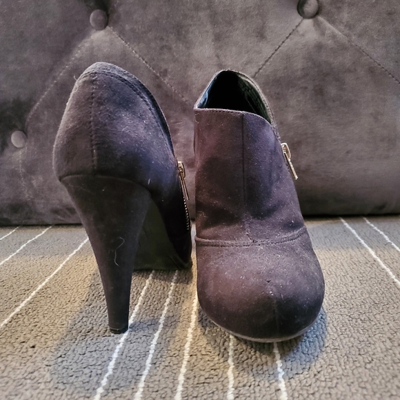 Like new!  Fergalicious heeled ankle boots - Picture 5 of 6